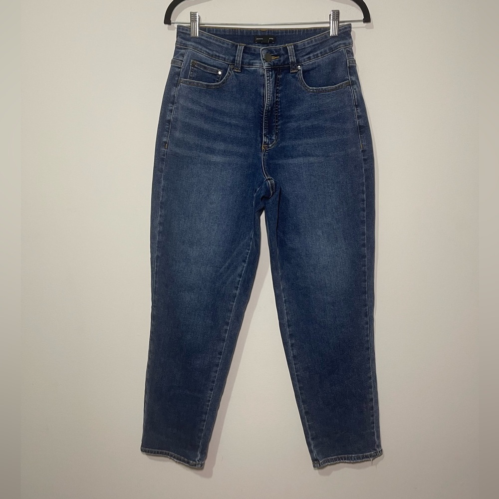 Universal Standards Women’s Dark Wash Mom Straight Jean in size US 8